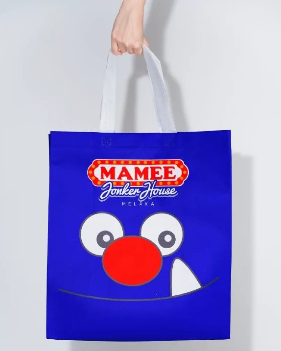 Beg tote biru bercetak logo Mamee Jonker House dan wajah kartun