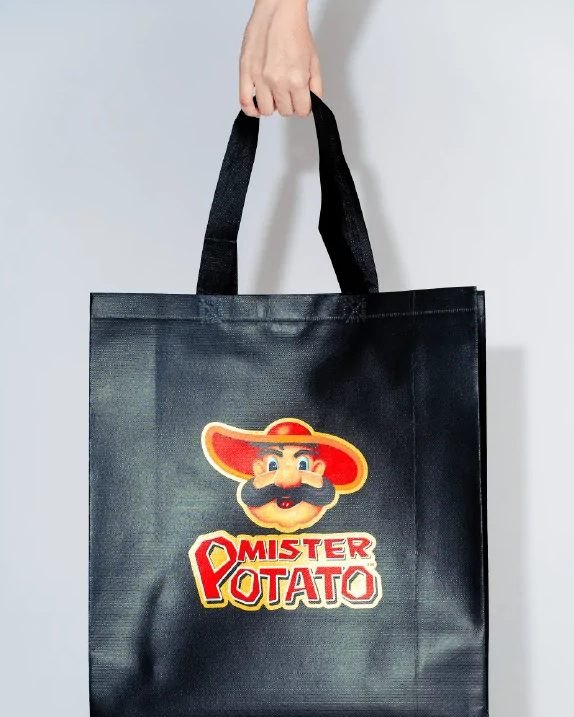 Beg tote Mister Potato hitam dengan logo maskot