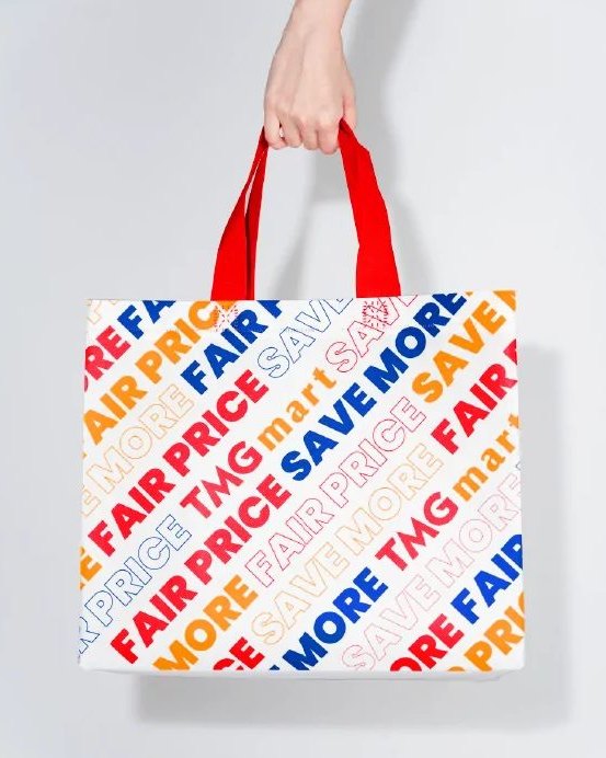Beg tote TMG Mart putih bercetak teks Fair Price Save More berulang dalam merah, biru dan kuning