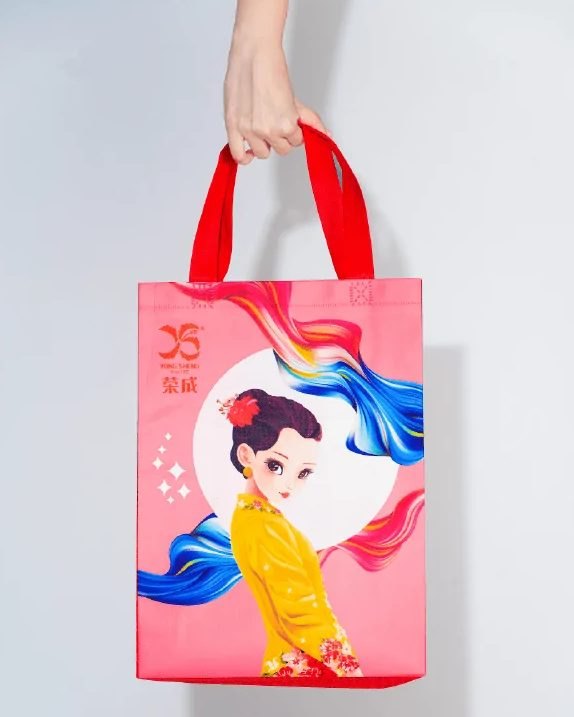 Beg tote Yong Sheng merah jambu dengan ilustrasi watak dan pemegang merah